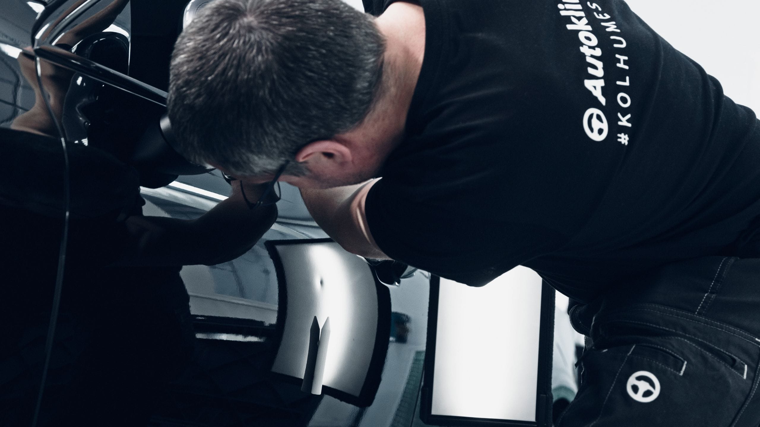 Autoklinikalla pienet lommo ja parkkipaikkakolhu kuntoon jopa alle tunnissa edullisella PDR-menetelmällä.