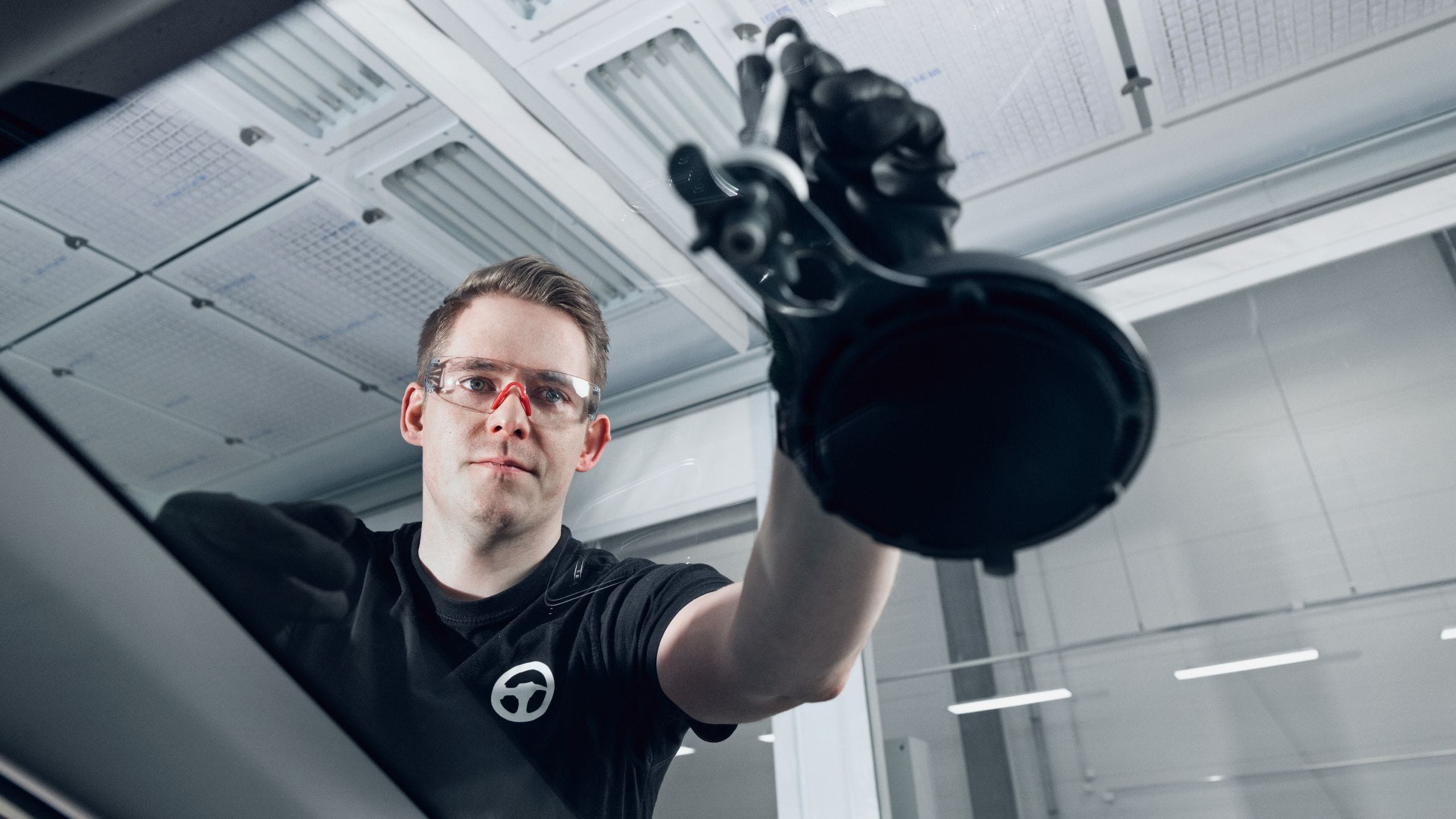 Autoklinikalla korjaamme kiveniskemä tuulilasisi odottaessa, mikäli vaurio mahtuu 2 euron kolikon kokoisen alan alle.