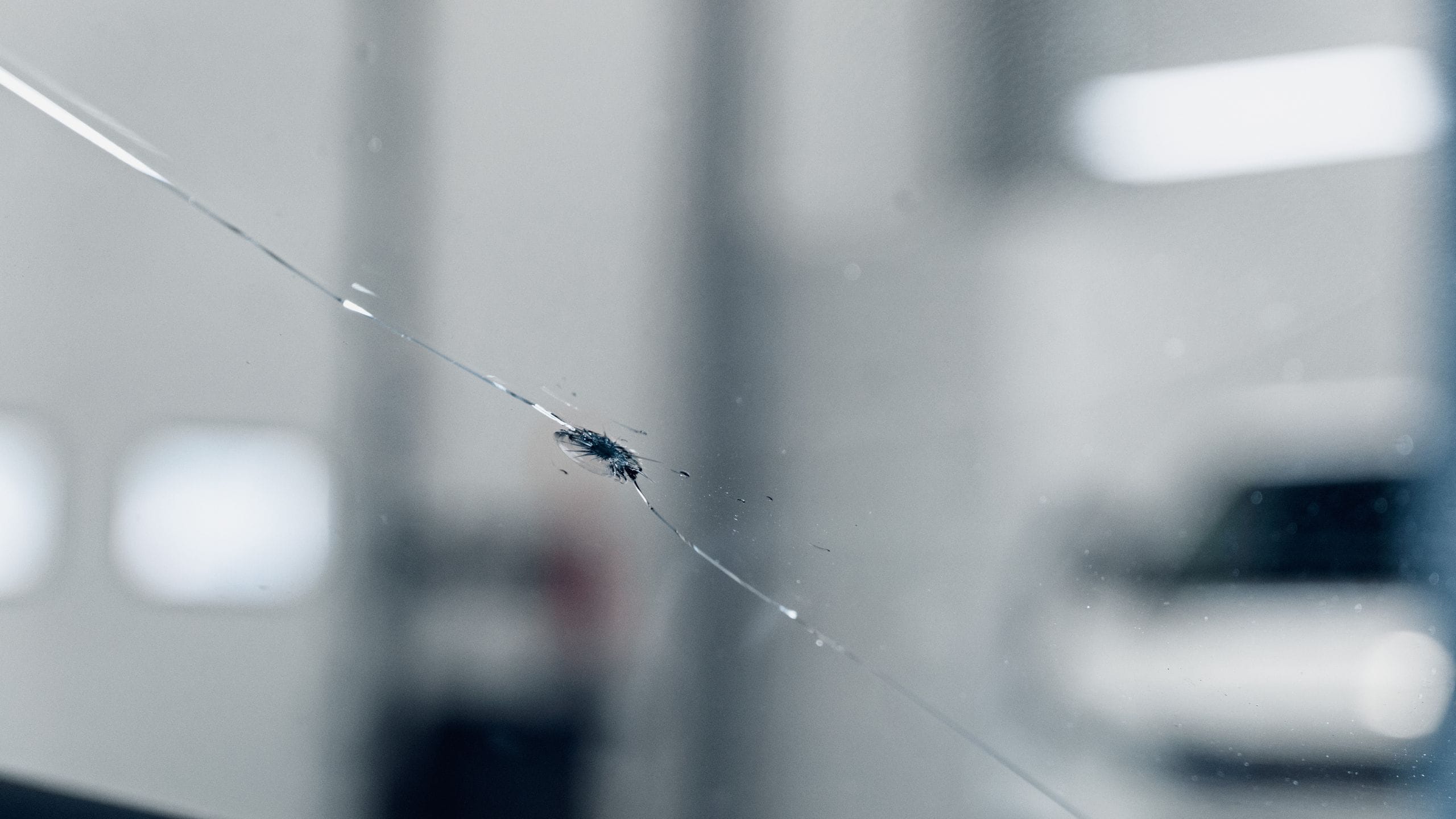 Autoklinikalla olemme vakuutusyhtiöiden valtuuttama tuulilasikorjaamo, vaihdamme haljenneen tuulilasin uuteen päivässä.