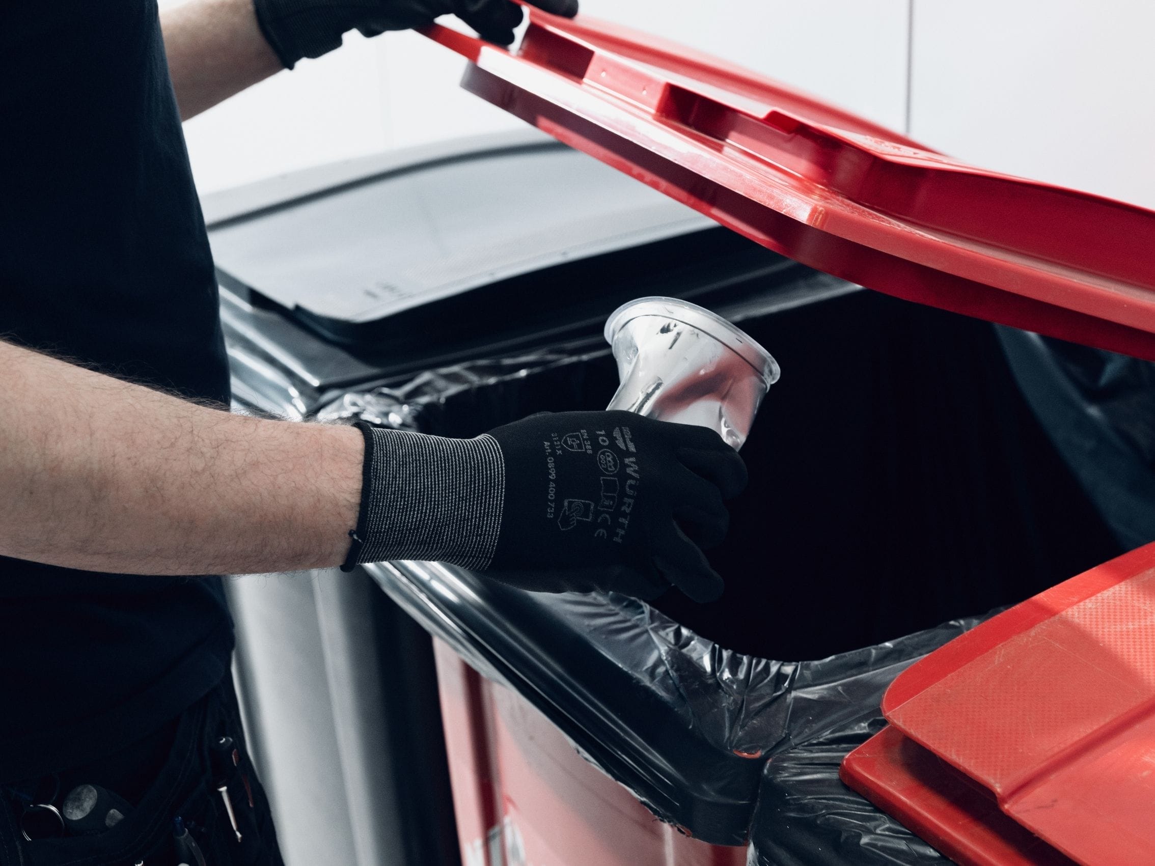 Autoklinikalla koulutus, korjausaste, energian käyttö ja kierrätys ovat avainasemassa ympäristöystävällisessä toiminnassa.