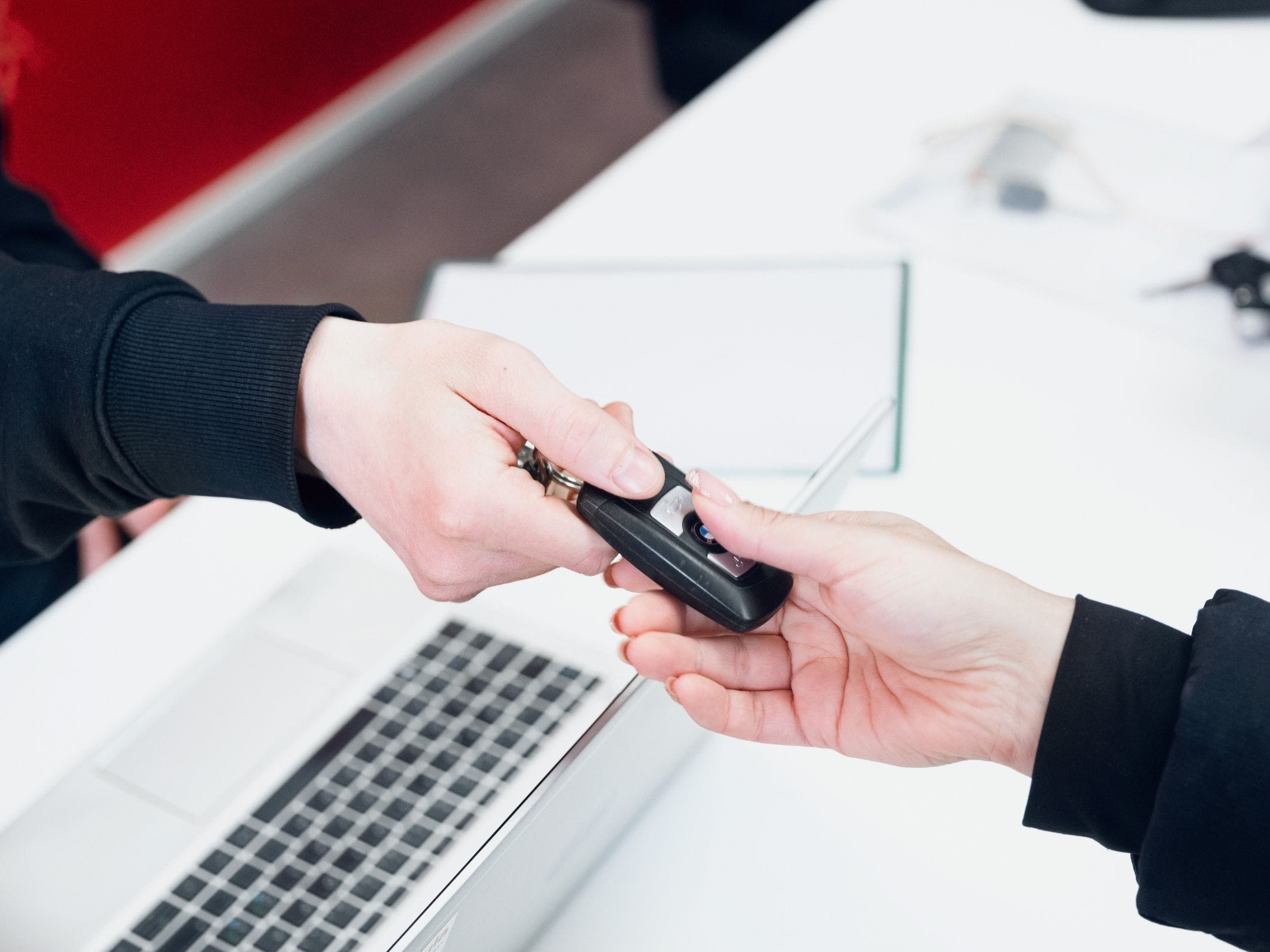 Autoklinikan asiakaspalvelu auttaa kaikissa autosi kolarivaurio ja tuulilasivaurio asioissa. Autoklinikan asiakaspalvelu palvelee 24 h.