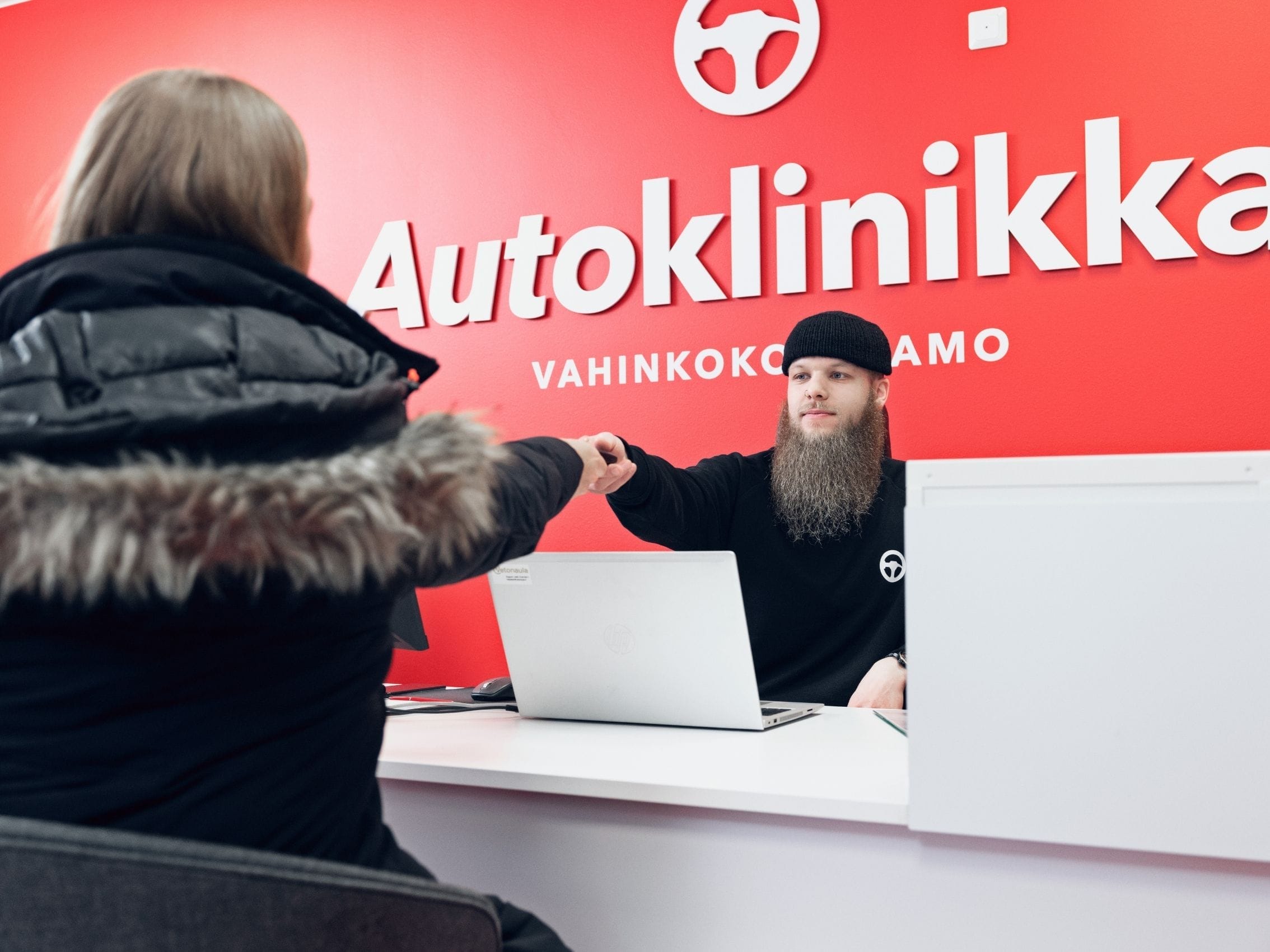 Autoklinikan asiakaspalvelu auttaa kaikissa autosi kolarivaurio ja tuulilasivaurio asioissa. Autoklinikan asiakaspalvelu palvelee 24 h.