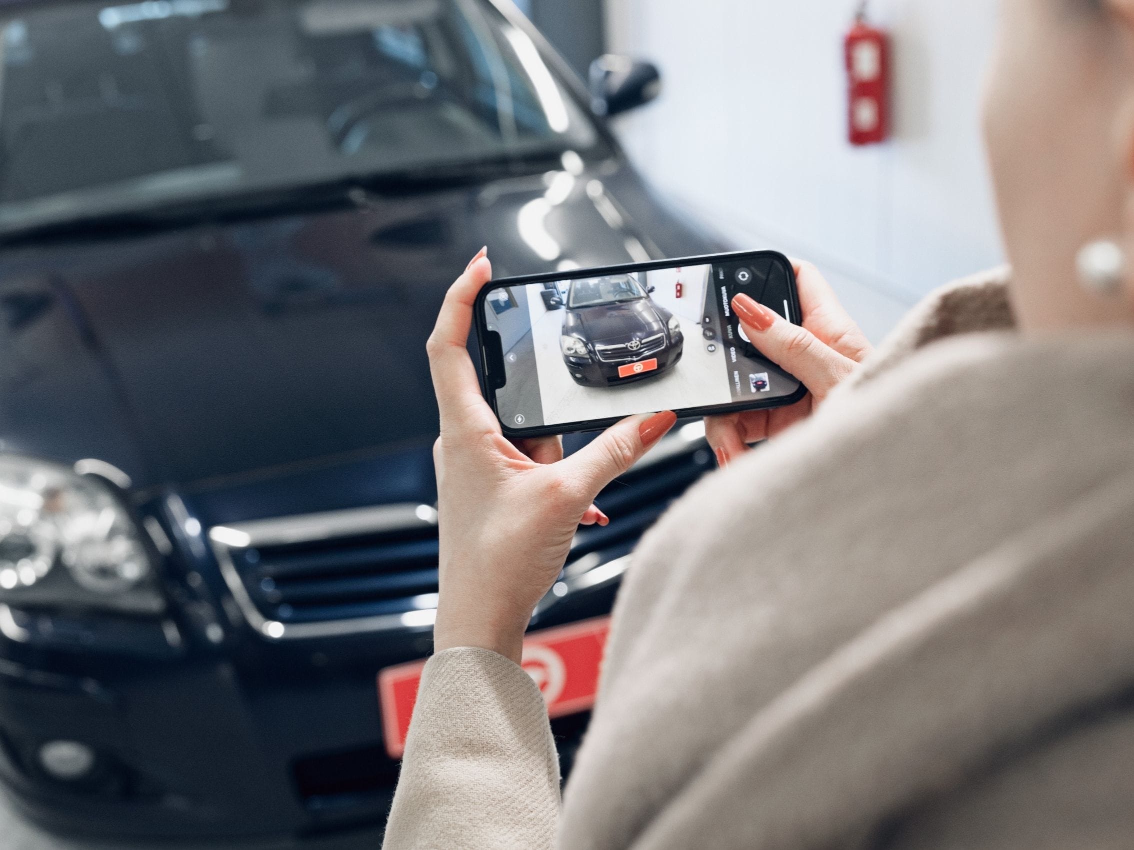 Autoklinikalla kolarivaurio ja peltivaurio vahinkotarkastus hoituu myös etänä valokuvien avulla. Lähetä kuvat autosi vaurioista.