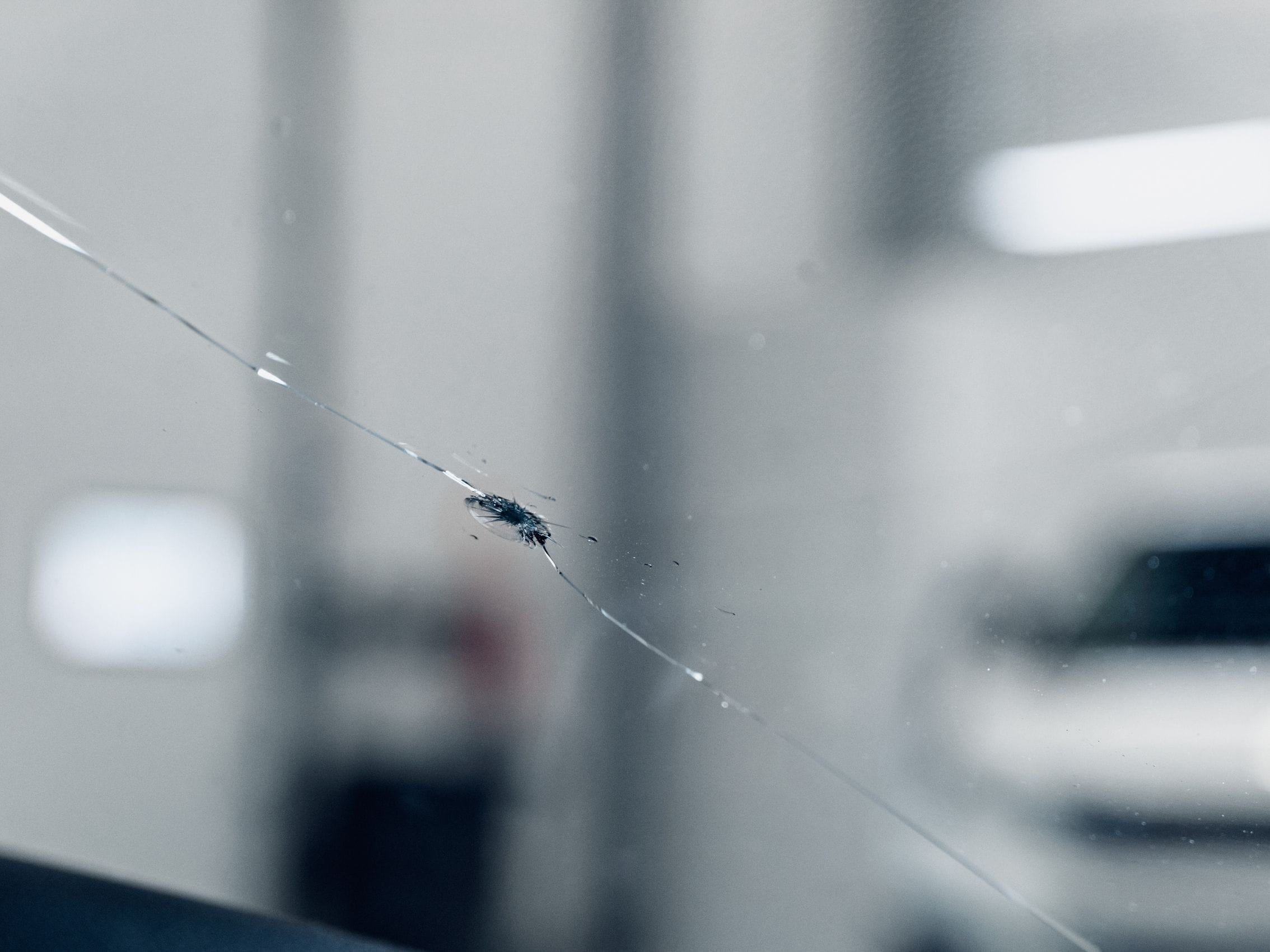 Autoklinikalla olemme vakuutusyhtiöiden valtuuttama tuulilasikorjaamo, vaihdamme haljenneen tuulilasin uuteen päivässä.