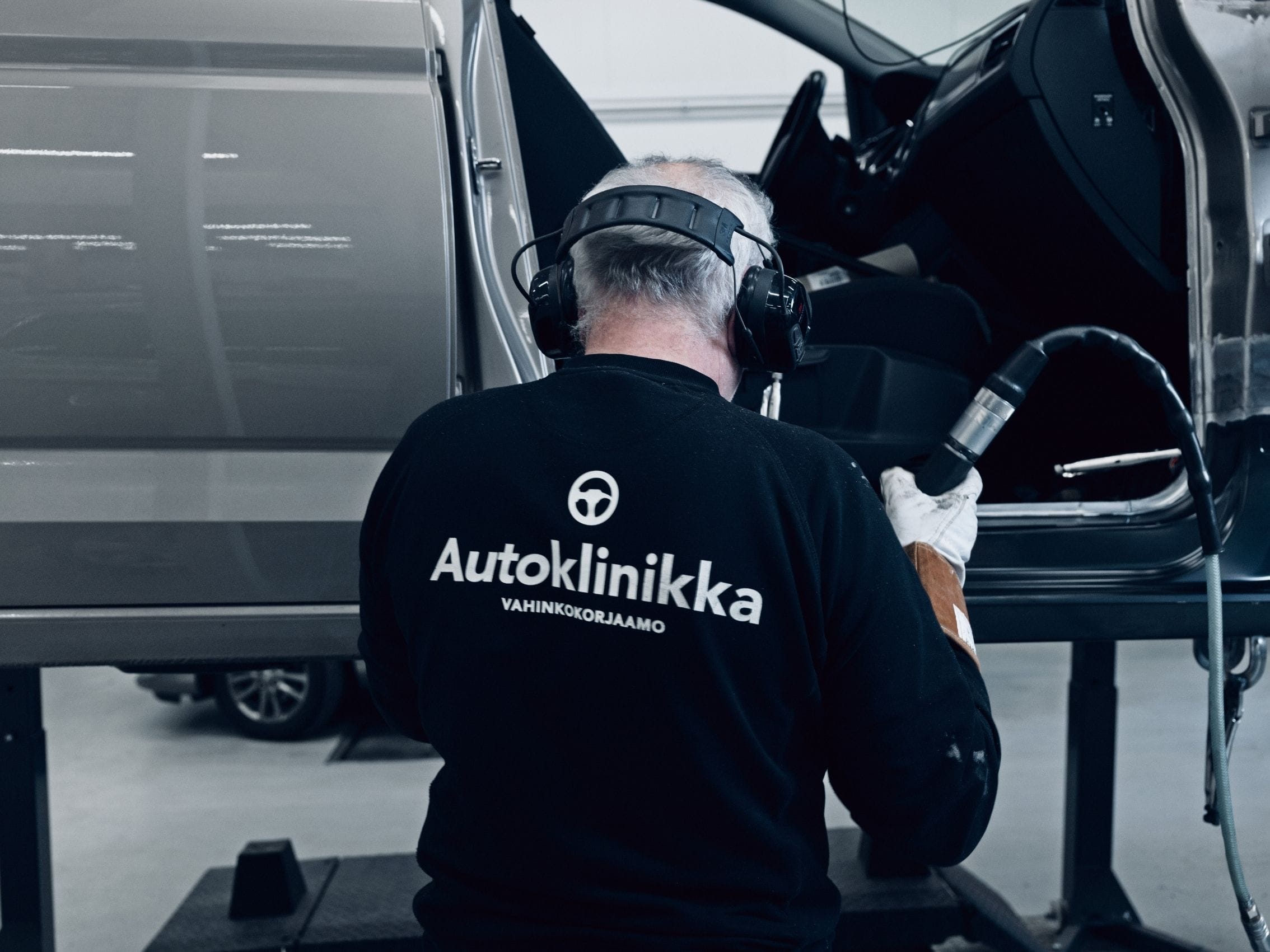 Autoklinikalla korjaamme kaikki autosi kolarivaurio, peltivaurio, automaalaus, parkkipaikkakolhu kuntoon ammattitaidolla.