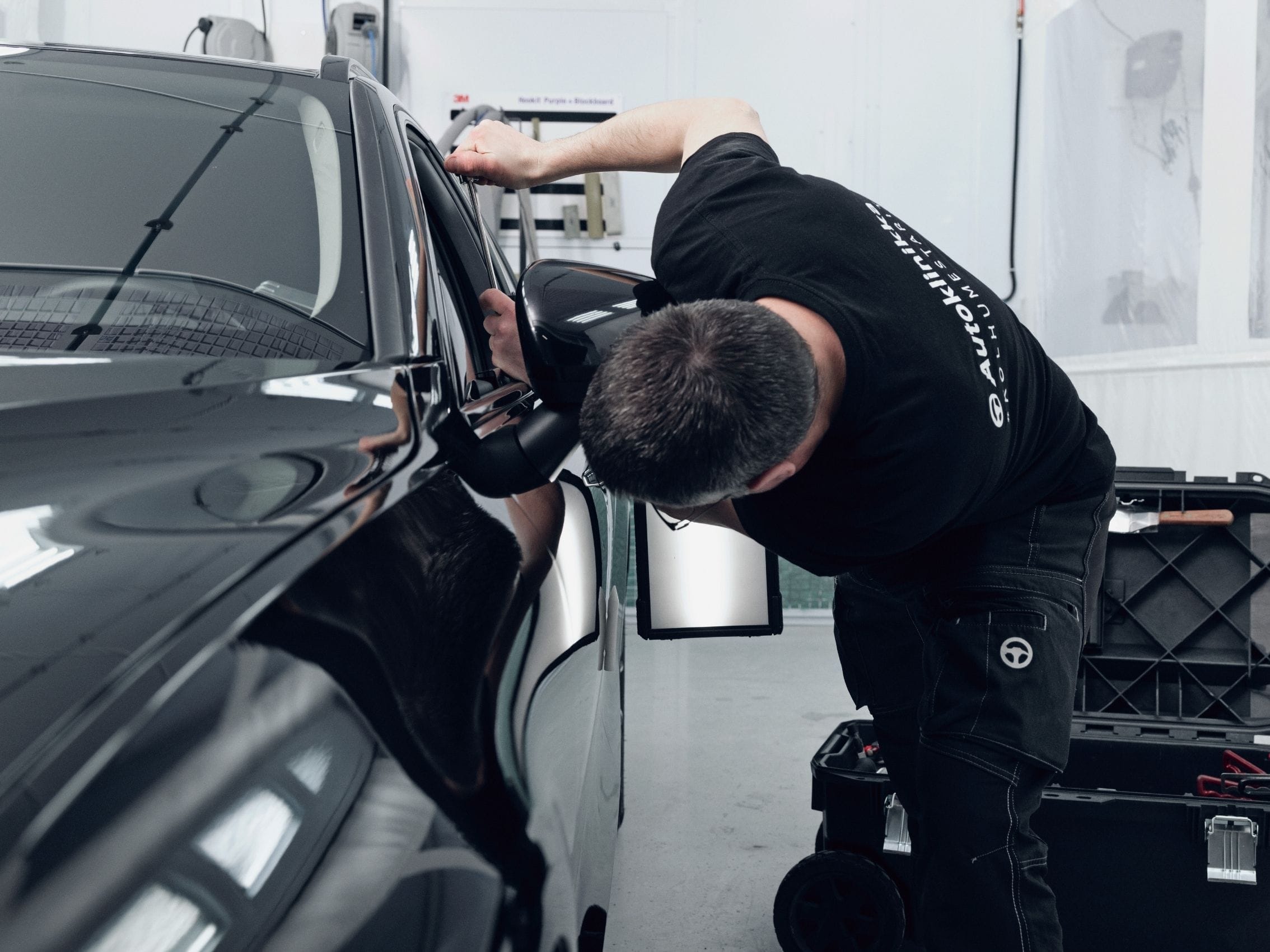 Autoklinikalla pienet lommo ja parkkipaikkakolhu kuntoon jopa alle tunnissa edullisella PDR-menetelmällä.