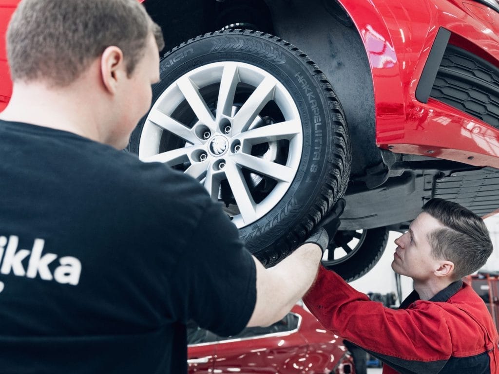 Autoklinikalla korjaamme kaikki autosi kolarivaurio, peltivaurio, automaalaus, parkkipaikkakolhu kuntoon ammattitaidolla. Huoltopalvelut pääkaupunkiseutu.