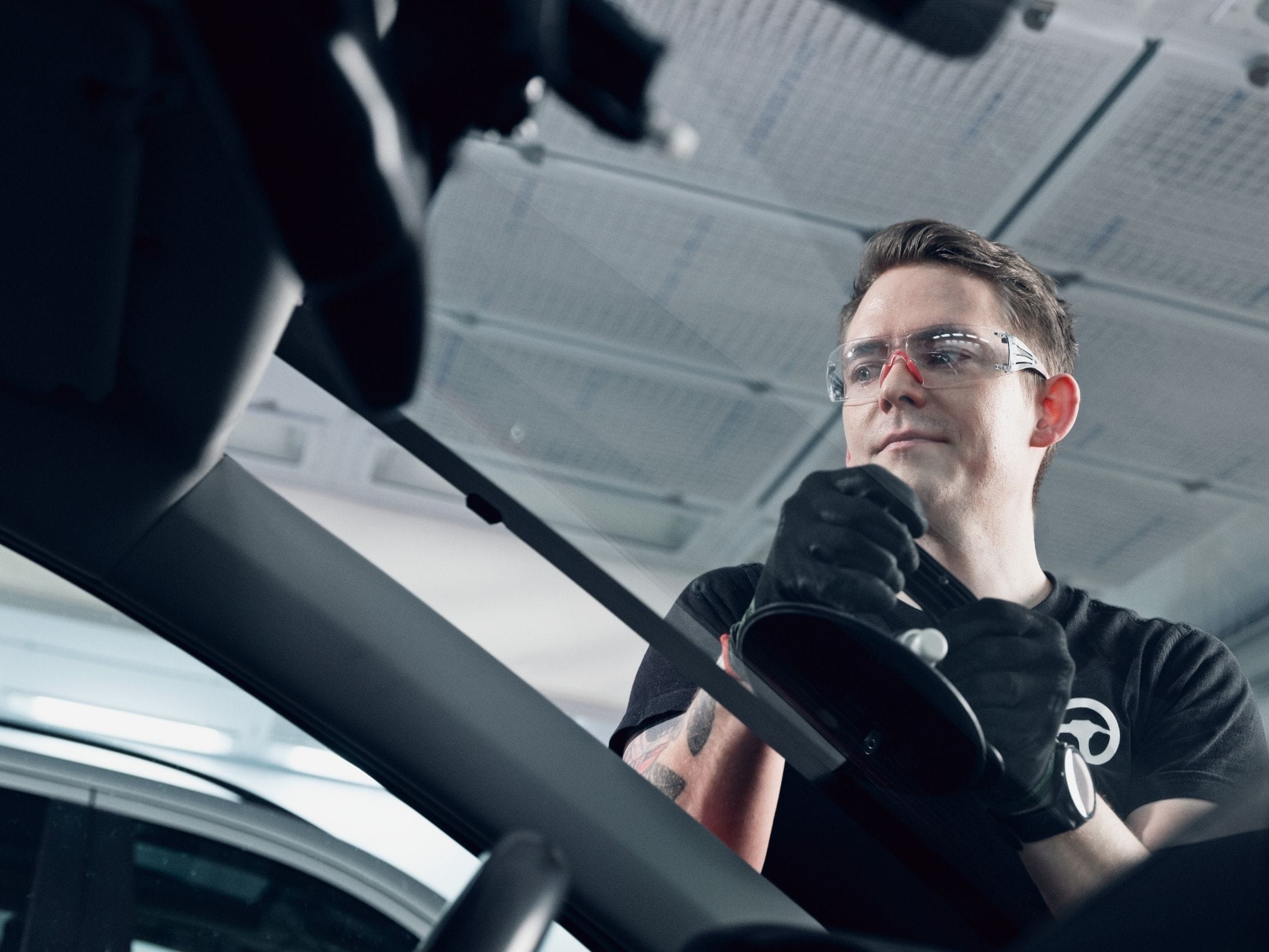 Autoklinikalla olemme vakuutusyhtiöiden valtuuttama tuulilasikorjaamo, vaihdamme haljenneen tuulilasin uuteen päivässä.