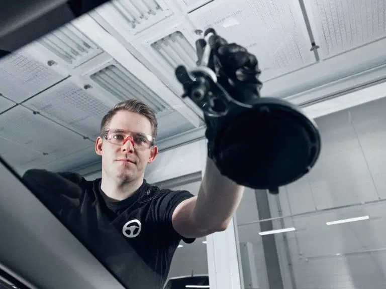 Autoklinikalla korjaamme kiveniskemä tuulilasisi odottaessa, mikäli vaurio mahtuu 2 euron kolikon kokoisen alan alle. 