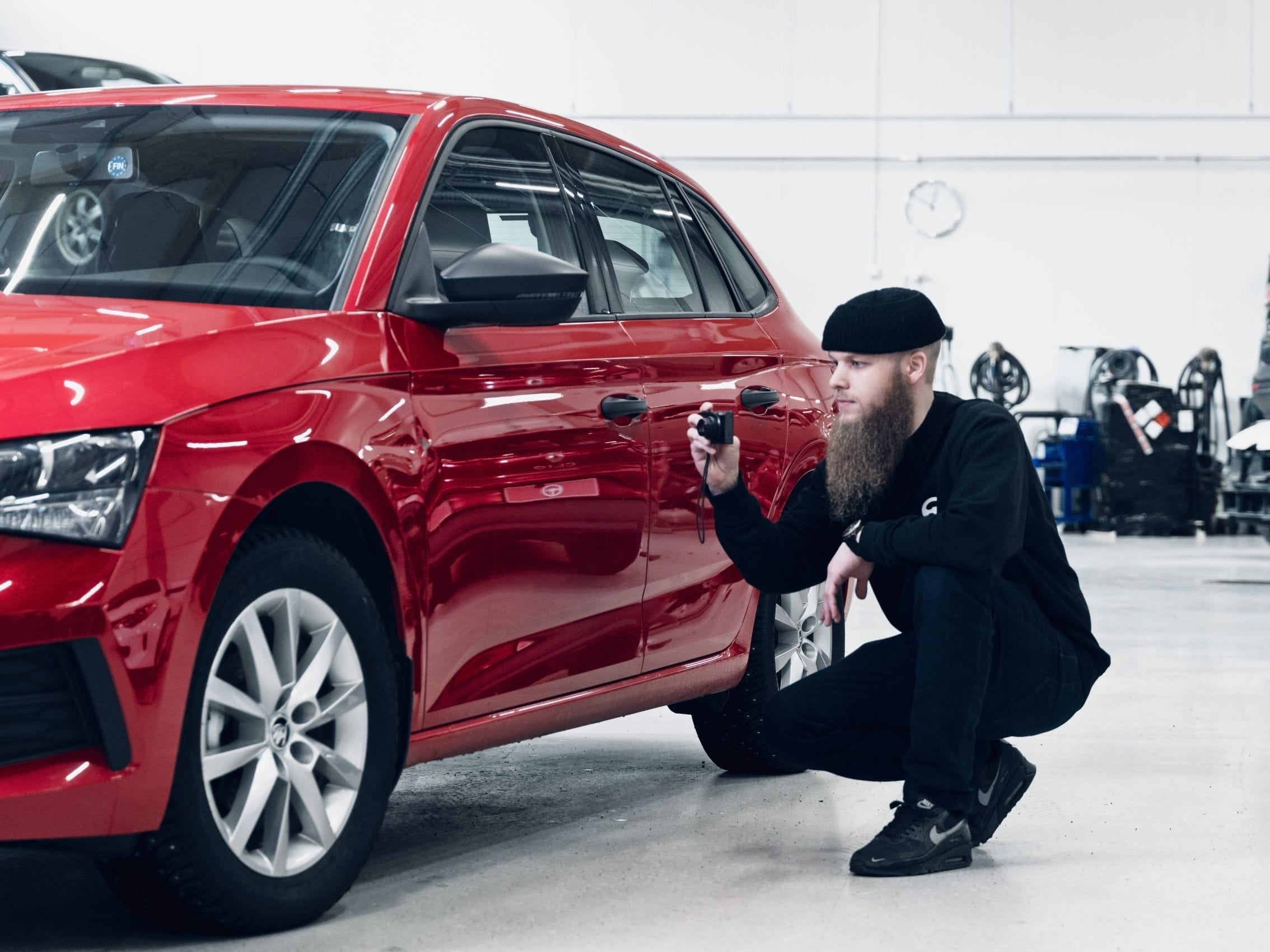 Autoklinikalla kolarivaurio tai peltivaurio korjaus alkaa ilmaisella vahinkotarkastus, joka onnistuu myös ilman ajanvarausta.