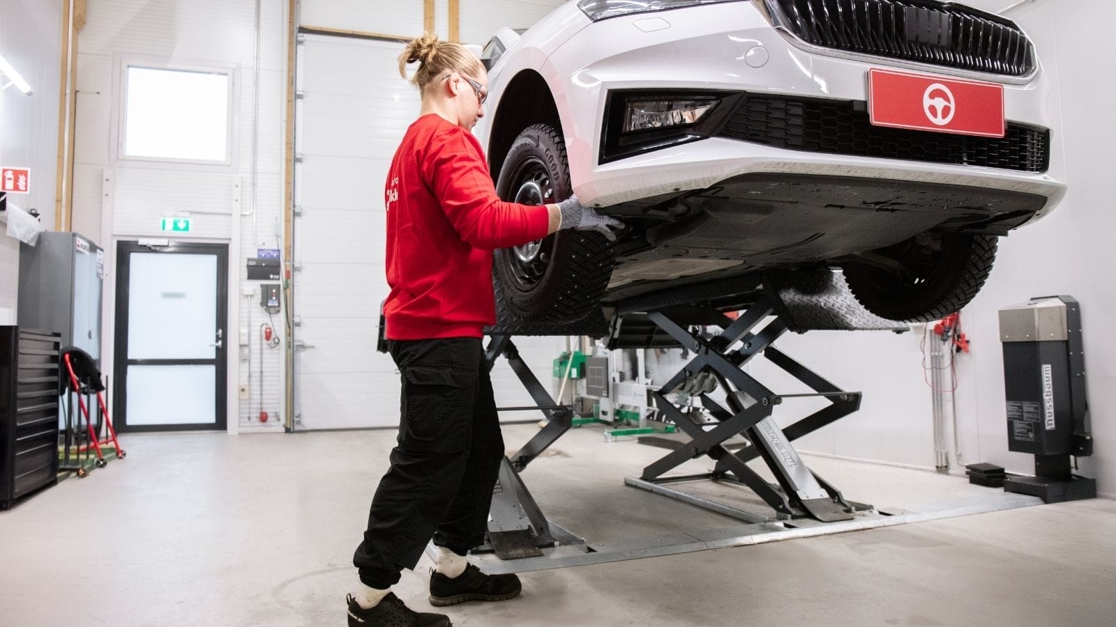 Autoklinikka Merkkihuolto rengaspalvelut: rengashotelli, renkaiden vaihto sekä uusien renkaiden myynti.