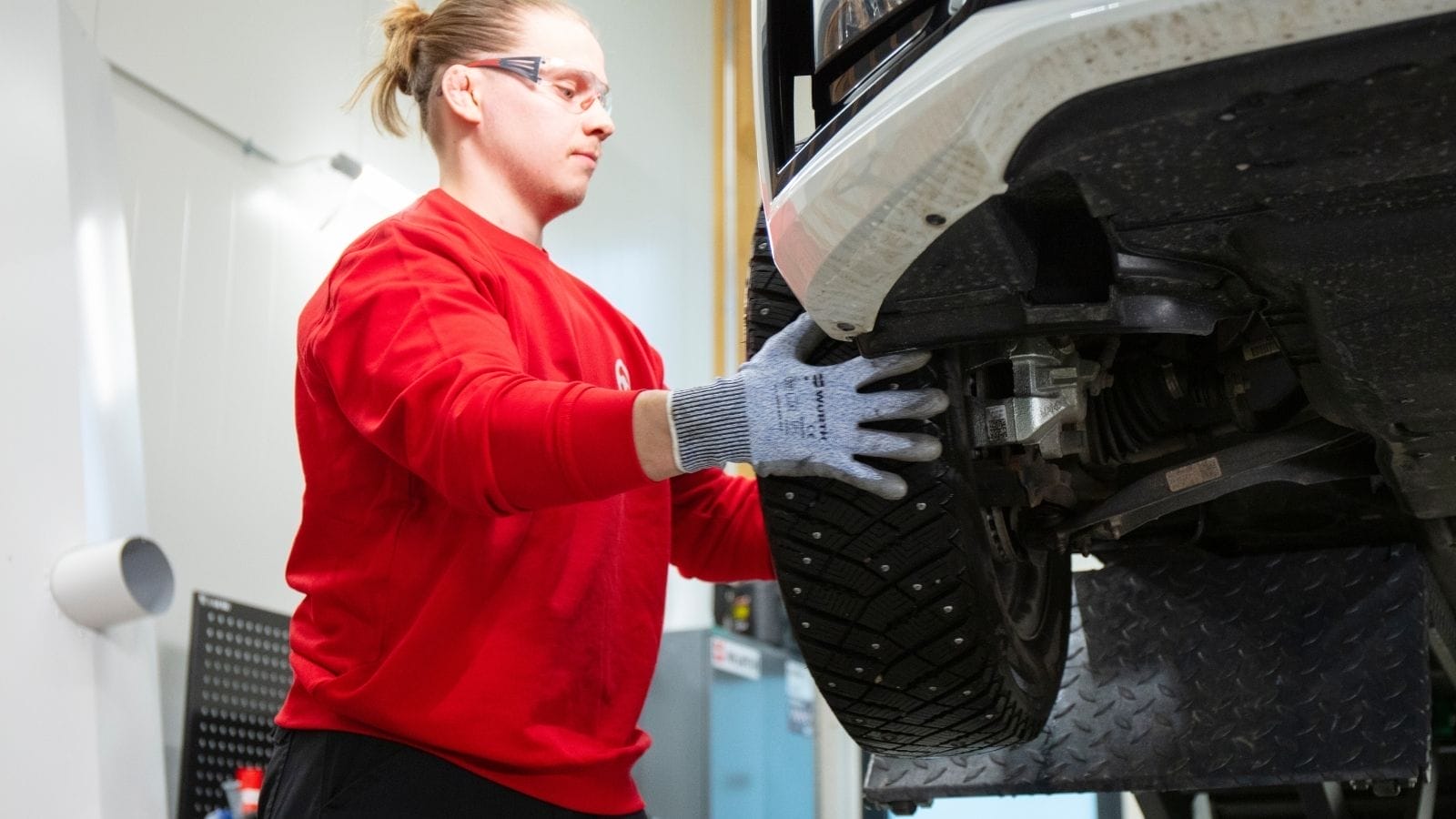Autoklinikka Merkkihuolto rengaspalvelut: rengashotelli, renkaiden vaihto sekä uusien renkaiden myynti.