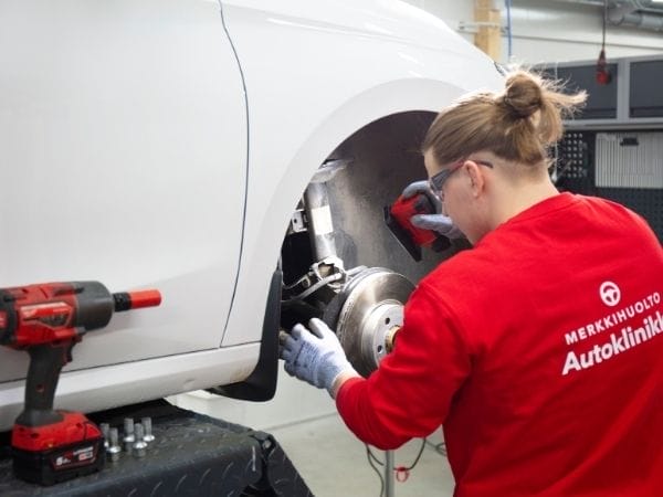 Autoklinikka Merkkihuolto rengaspalvelut: rengashotelli, renkaiden vaihto sekä uusien renkaiden myynti.