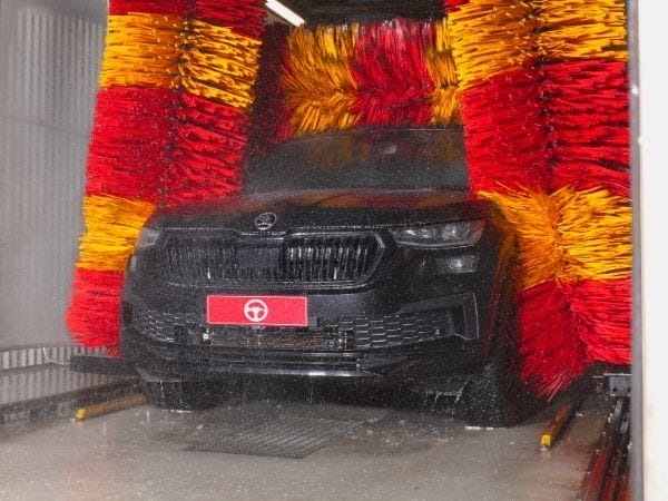 Autoklinikka Merkkihuolto auton koneellinen vahapesu huollon yhteydessä tai ilman huoltoa.