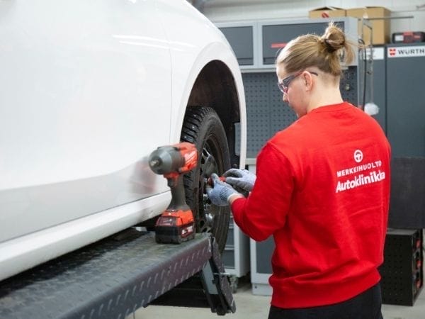Autoklinikka Merkkihuolto rengaspalvelut: renkaiden säilytys rengashotellissa, renkaiden vaihto sekä uusien renkaiden myynti.