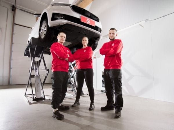 Autoklinikka Merkkihuolto rengaspalvelut: renkaiden säilytys rengashotellissa, renkaiden vaihto sekä uusien renkaiden myynti.