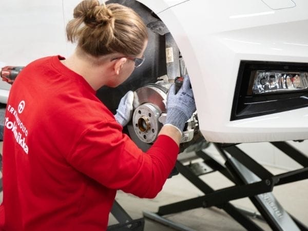 Autoklinikka Merkkihuolto rengaspalvelut: rengashotelli, renkaiden vaihto sekä uusien renkaiden myynti.