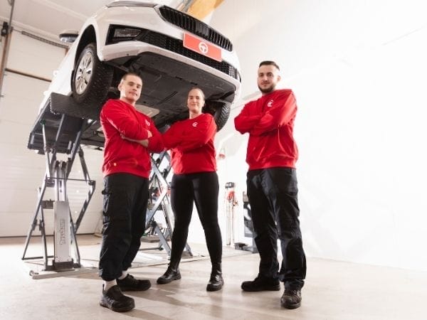 Autoklinikka Merkkihuolto rengaspalvelut: renkaiden säilytys rengashotellissa, renkaiden vaihto sekä uusien renkaiden myynti.