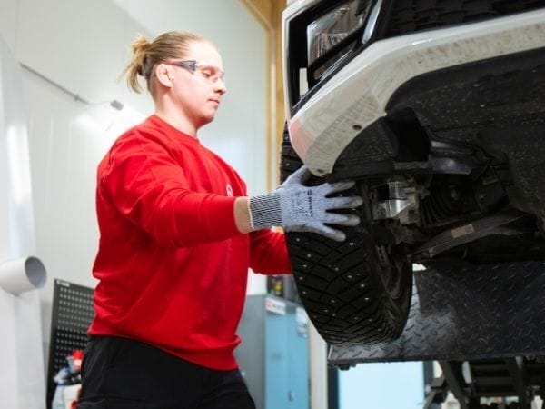 Autoklinikka Merkkihuolto rengaspalvelut: renkaiden säilytys rengashotellissa, renkaiden vaihto sekä uusien renkaiden myynti.