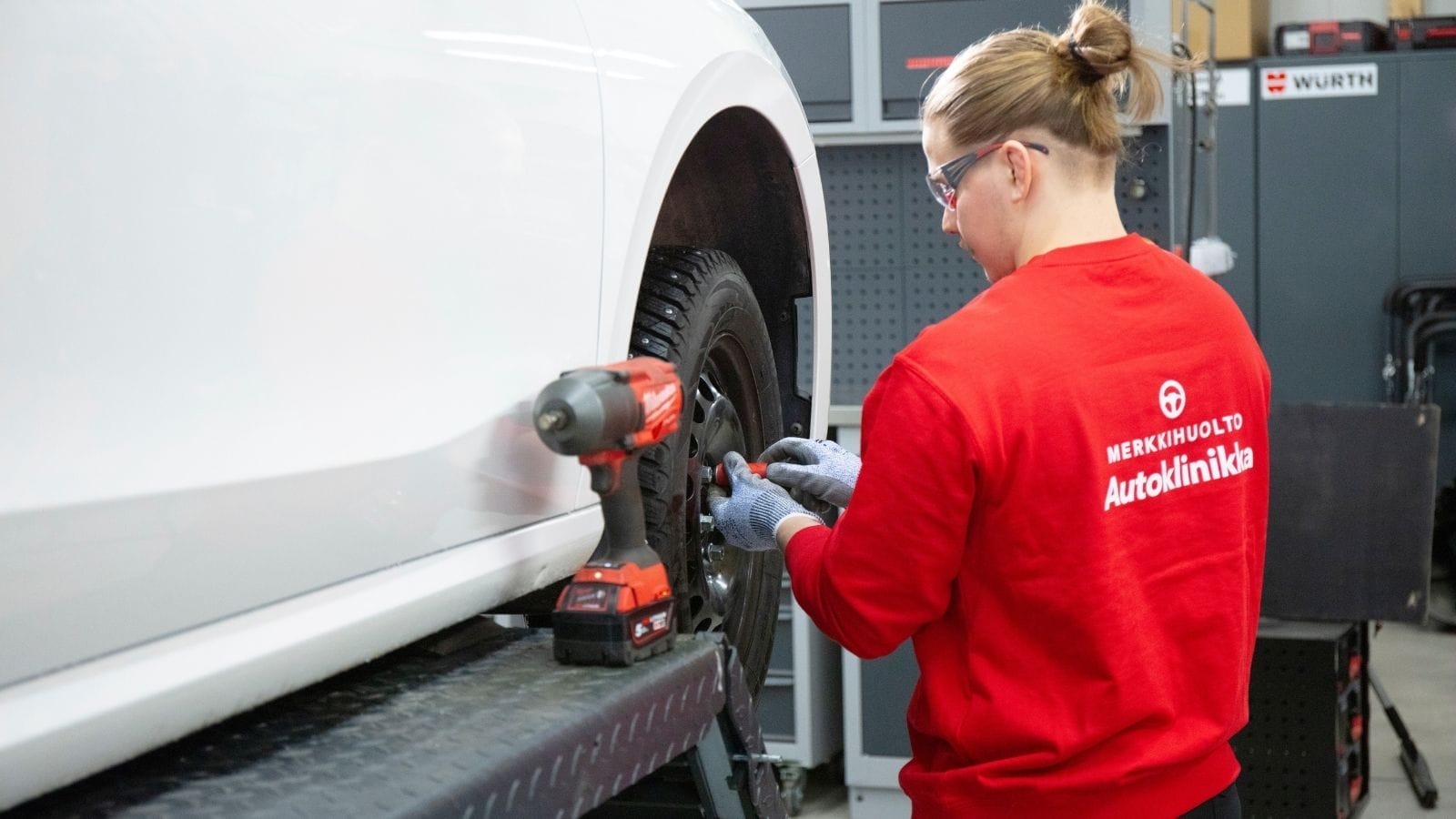 Autoklinikka Merkkihuolto rengaspalvelut: rengashotelli, renkaiden vaihto sekä uusien renkaiden myynti.