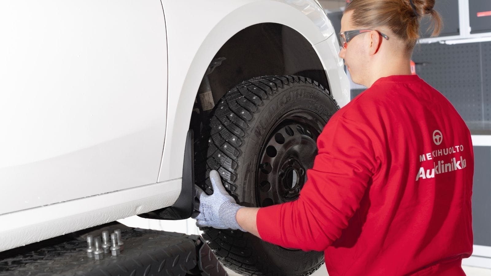 Autoklinikka Merkkihuolto rengaspalvelut: rengashotelli, renkaiden vaihto sekä uusien renkaiden myynti.